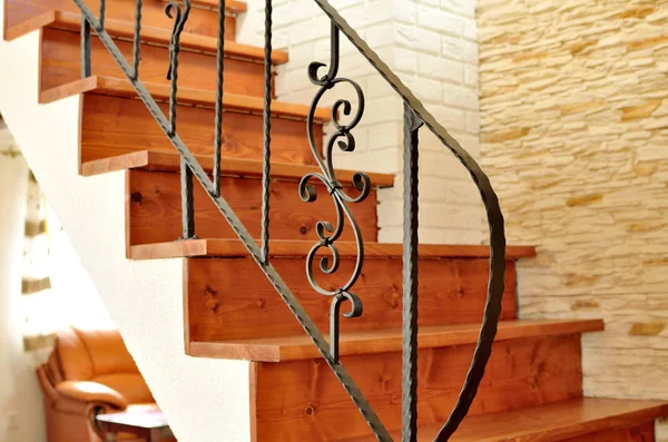 Escalier intérieur en bois avec balustrade ornementale en fer — Photo