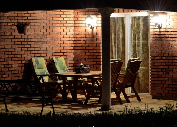 Maison moderne terrasse (patio) avec salon de jardin la nuit — Photo