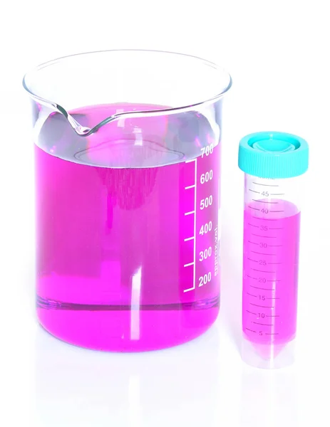 Chemisches Becherglas mit in Wasser gelöstem Permanganat — Stockfoto