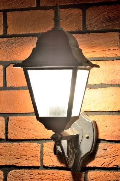 Vecchia lampada in stile vittoriano sul muro di mattoni — Foto Stock