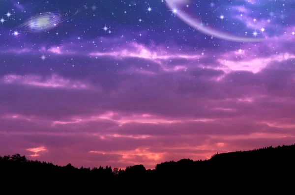 Magiczny niebo gwiaździste z planet i galaktyk przez góry — Zdjęcie stockowe