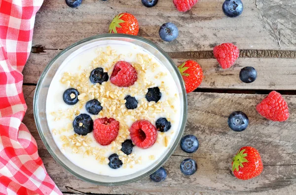 Weißer Joghurt in einer Schüssel mit Haferflocken, Blaubeeren, Himbeeren und Erdbeeren — Stockfoto