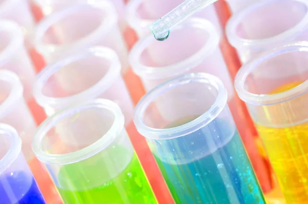 Пластикові лабораторні хімічні пробірки з барвистим розчином — стокове фото
