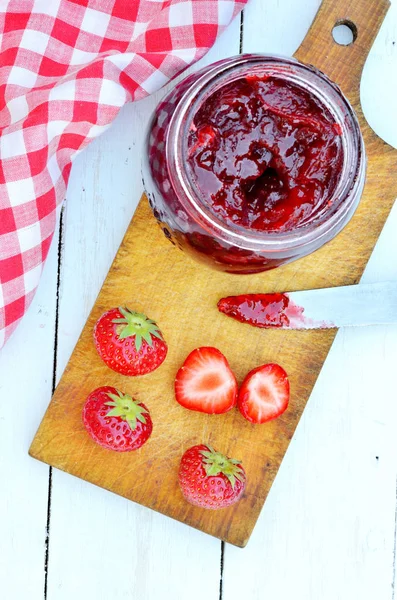 Jar of strawberry jam and fresh strawberries on white table — Stock Photo, Image