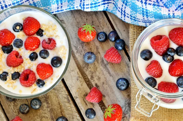 Weißer Joghurt in einer Schüssel mit Haferflocken, Blaubeeren, Himbeeren und Erdbeeren — Stockfoto