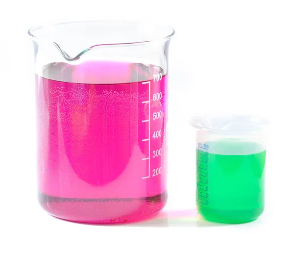 高锰酸盐和绿色的有毒化学物质的化学烧杯 — 图库照片