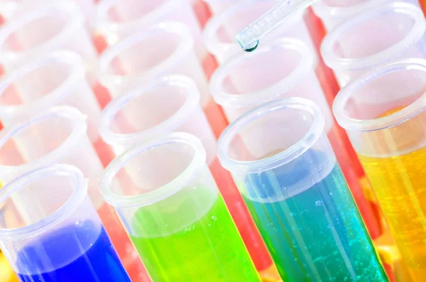 Tubos de ensayo químicos de laboratorio de plástico con solución colorida —  Fotos de Stock