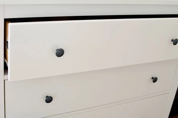 Detalj av lådorna i modern vit laminat dresser — Stockfoto