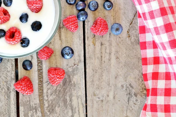 White yogurt in a bowl with blueberries, raspberries and strawberries — Stock Photo, Image