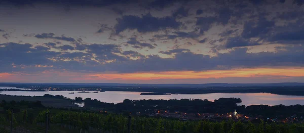 Pôr do sol sobre a barragem da Morávia e vinhas no início da noite — Fotografia de Stock