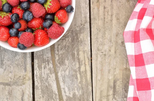 Cuenco con bayas silvestres - arándanos, fresas, frambuesas — Foto de Stock