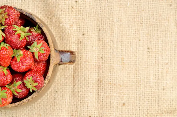 Mitad Olla Cerámica Vieja Llena Fresas Rojas Frescas Sobre Lienzo — Foto de Stock