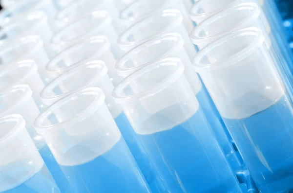Plastové laboratorní chemické zkumavky s roztokem modré — Stock fotografie