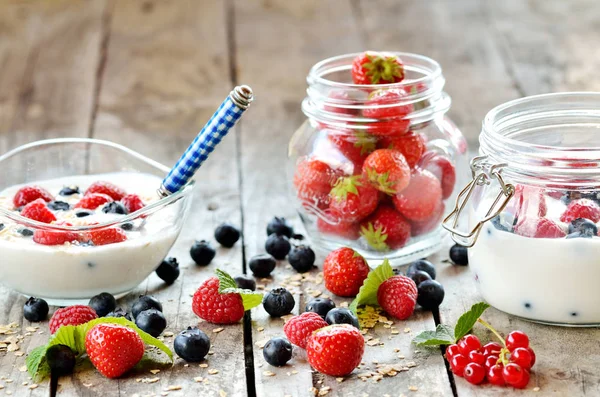 Weißer Joghurt in einer Schüssel mit Haferflocken, Blaubeeren, Himbeeren und Erdbeeren — Stockfoto