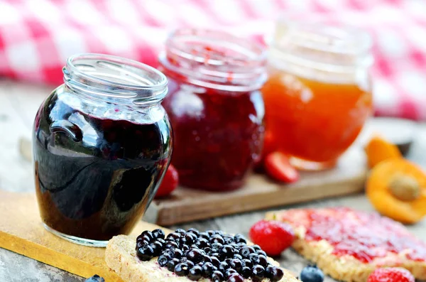 Three kinds of fruit jam - blueberry, strawberry, apricot — Stock Photo, Image