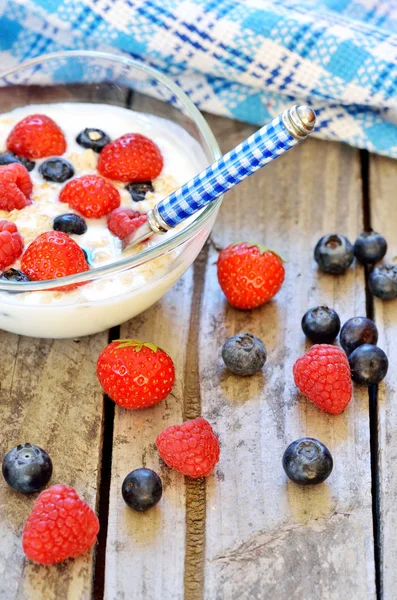 Weißer Joghurt in einer Schüssel mit Haferflocken, Blaubeeren, Himbeeren und Erdbeeren — Stockfoto