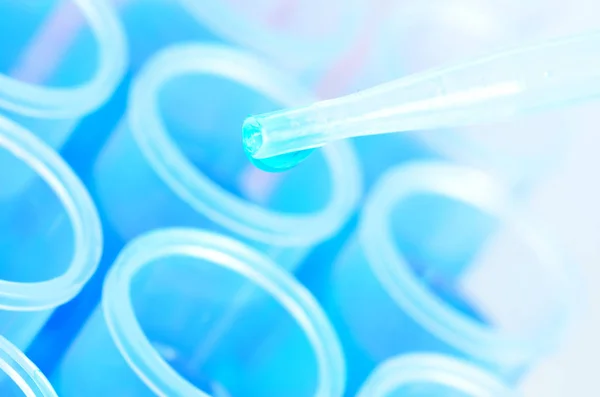 Tubos de ensayo químicos de laboratorio azul y pipeta con gota —  Fotos de Stock