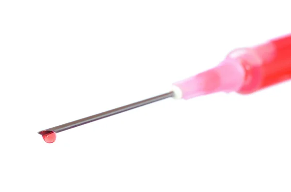 Detail van de naald van de spuit met een druppel bloed geïsoleerd — Stockfoto