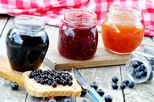 Three kinds of fruit jam - blueberry, strawberry, apricot — Stock Photo, Image