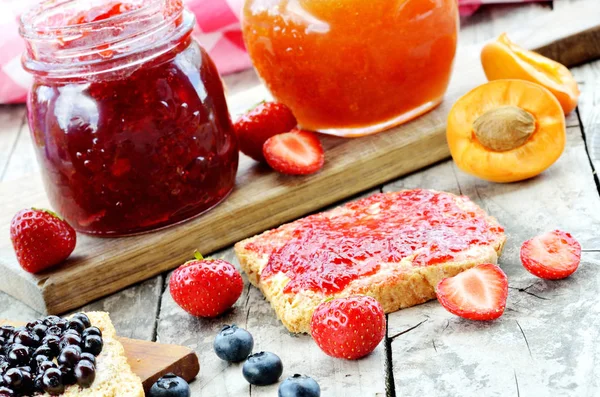 Two jars of fruit jam - strawberry, apricot — Stock Photo, Image