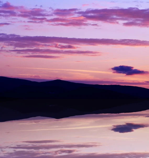 Beau ciel rose, violet au-dessus du lever du soleil du lac le matin — Photo