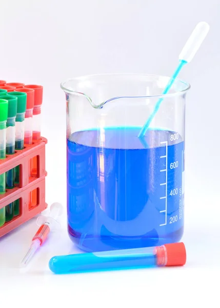 Chemikalienbecher mit in Wasser gelösten blauen Chemikalien — Stockfoto