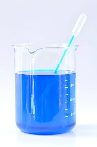 Bicchiere Chimico Vetro Con Sostanze Chimiche Blu Disciolte Acqua Pipetta — Foto Stock