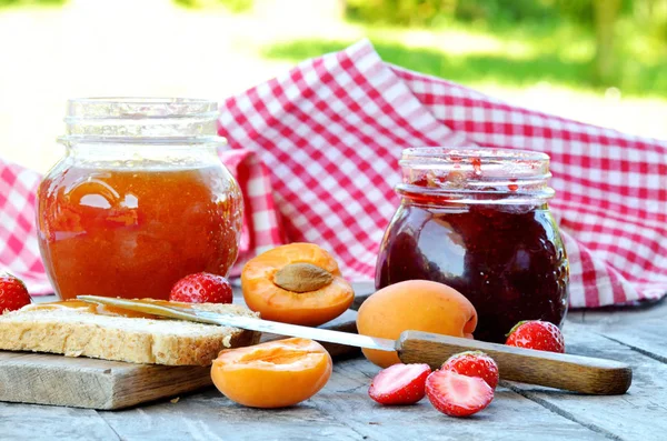 Jar Apricot Strawberry Jam Fresh Apricots Strawberries Knife Toast Bread — Stock Photo, Image