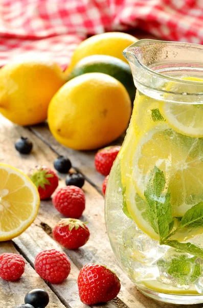 Świeżej Wody Lemon Lime Mint Lodu Szklany Dzbanek Truskawki Maliny — Zdjęcie stockowe