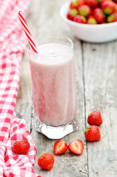 Erdbeer Milchshake Smoothie Cocktail Glas Mit Stroh Frischen Erdbeeren Und — Stockfoto