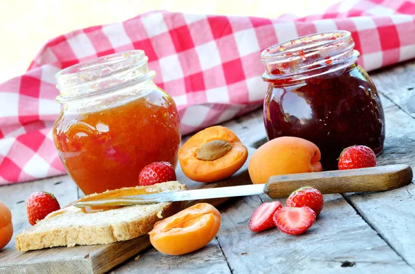 Jar Apricot Strawberry Jam Fresh Apricots Strawberries Knife Toast Bread — Stock Photo, Image