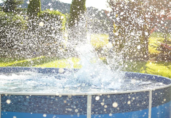 Salpicaduras Agua Piscina Familiar Jardín Verano Caliente —  Fotos de Stock