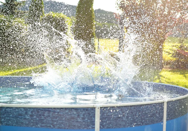 Salpicaduras Agua Piscina Familiar Jardín Verano Caliente —  Fotos de Stock