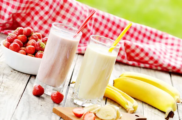 Banana Strawberry Milkshake Smoothie Cocktail Glass Straw Fresh Strawberries Banana — Stock Photo, Image