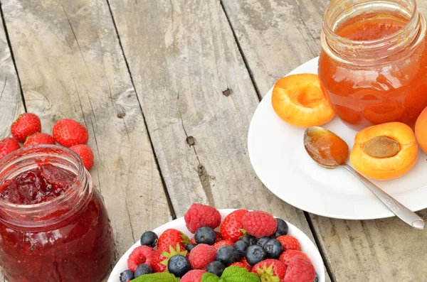 Tazón Frutas Con Frambuesas Fresas Arándanos Fresas Mermelada Albaricoque Plato — Foto de Stock