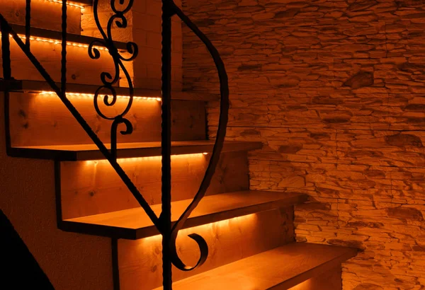 Orange LED éclairage escalier en bois — Photo