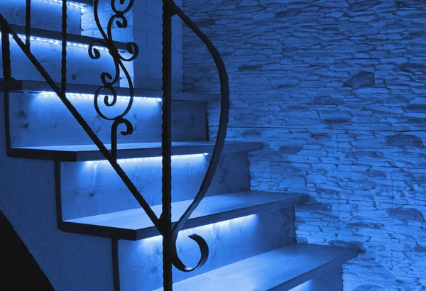 Blu notte illuminazione a LED scale di legno — Foto Stock
