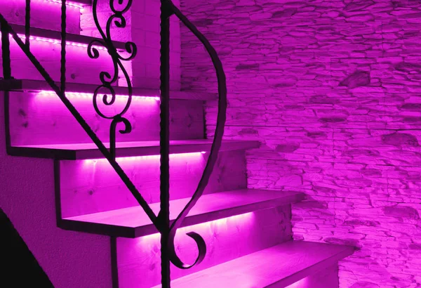 Púrpura, violeta led iluminación escaleras de madera — Foto de Stock