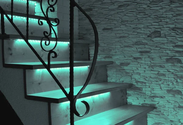 Eclairage LED vert-bleu (turquoise) escalier en bois — Photo