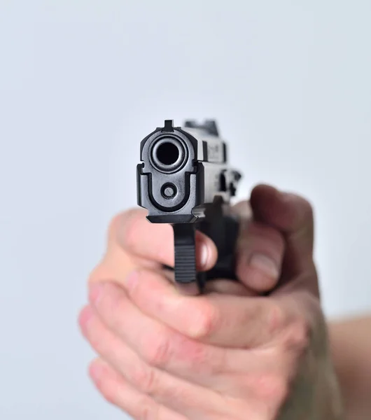 남자는 총, 권총 총-절연된 배경의 배럴으로 사진 보기를 목표로 — 스톡 사진