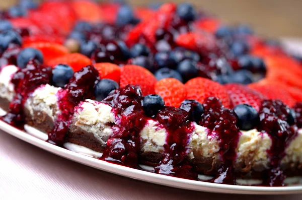 Detail des Kuchens mit frischen Erdbeeren, Blaubeeren und Kirschmarmelade. — Stockfoto