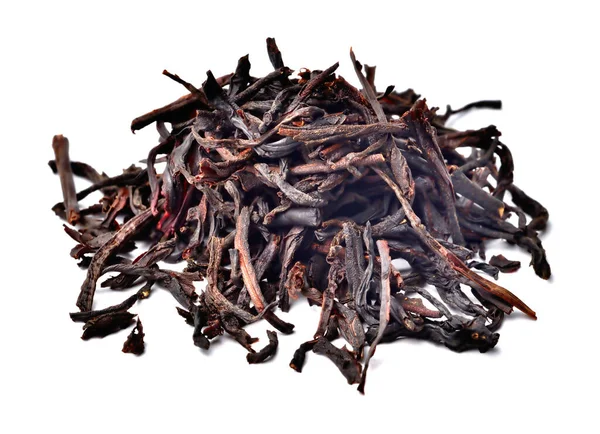 Getrocknete Blätter des schwarzen Tees isoliert auf weißem Hintergrund. Nahaufnahme. — Stockfoto