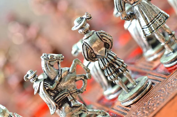 Nahaufnahme von Luxus-Marmorschachbrett und antiken silbernen Schachfiguren — Stockfoto