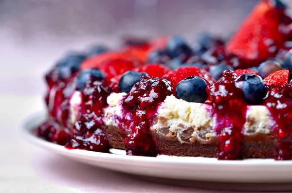 Kuchen mit frischen Erdbeeren, Blaubeeren und Kirschmarmelade. geringe Schärfentiefe — Stockfoto