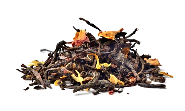 Haufen getrockneter schwarzer chinesischer Teeblätter isoliert auf weißem Hintergrund. Nahaufnahme. — Stockfoto