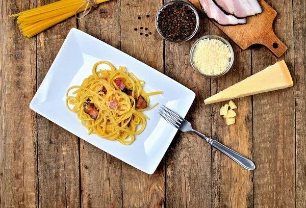 Спагетті карбонара паста з беконом, сиром Пармезан, яйцем. Паста Алла карбонара, традиційна італійська кухня. Вид зверху. — стокове фото