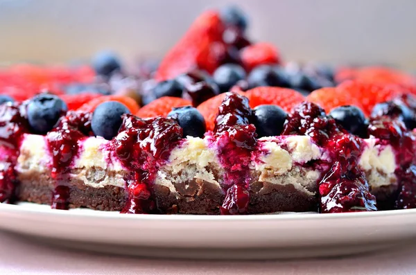 Torte mit frischen Erdbeeren, Blaubeeren und Kirschmarmelade. — Stockfoto