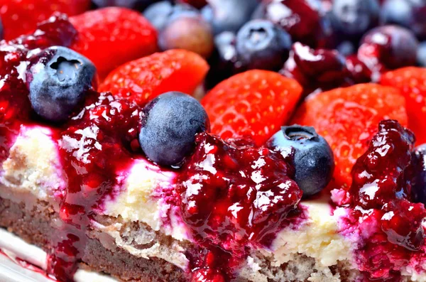 Macro detail of cheesecake tart with fresh strawberries, blueberries and cherry jam. — Stock Photo, Image