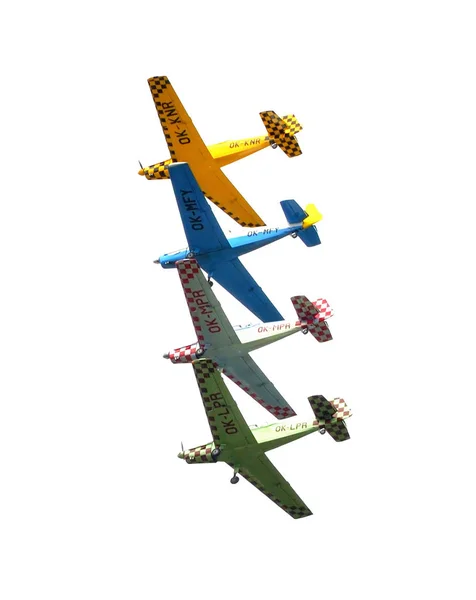 Quatro aviões durante aeróbica voador show isolado em fundo branco . — Fotografia de Stock