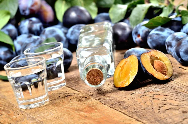 Detailní záběr záběrů Slivovice - švestková brandy, typický duch z České republiky. — Stock fotografie